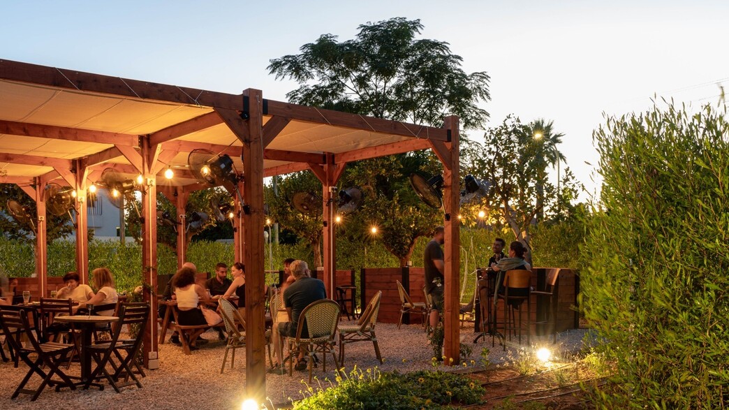 כבר לא סוד שמור של תושבי הוד השרון. נוף בחצר