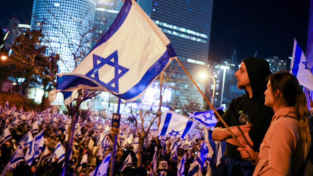 מפגינים נגד המהפכה המשפטית בצומת קפלן, תל אביב (צילום: רויטרס)
