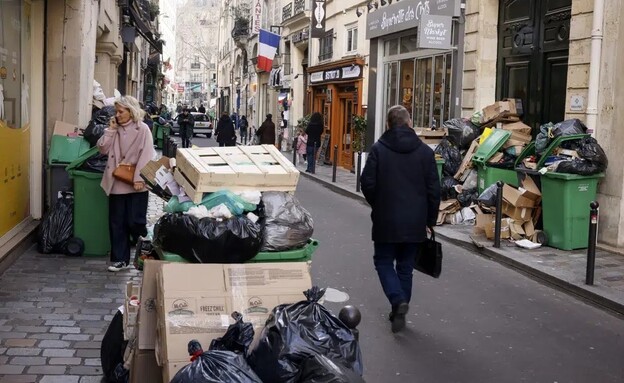 לכלוך וזבל ברחובות פריז (צילום: AP)