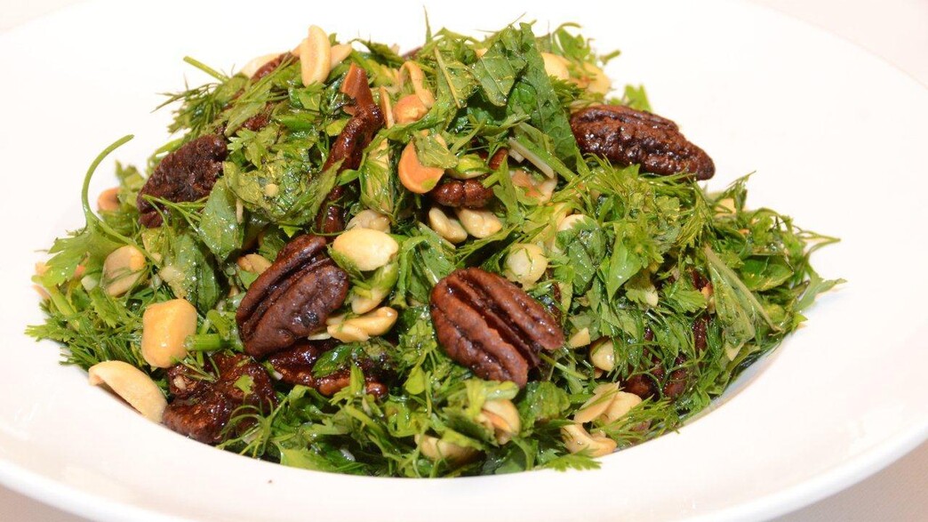 סלט עשבי תיבול ופיצוחים