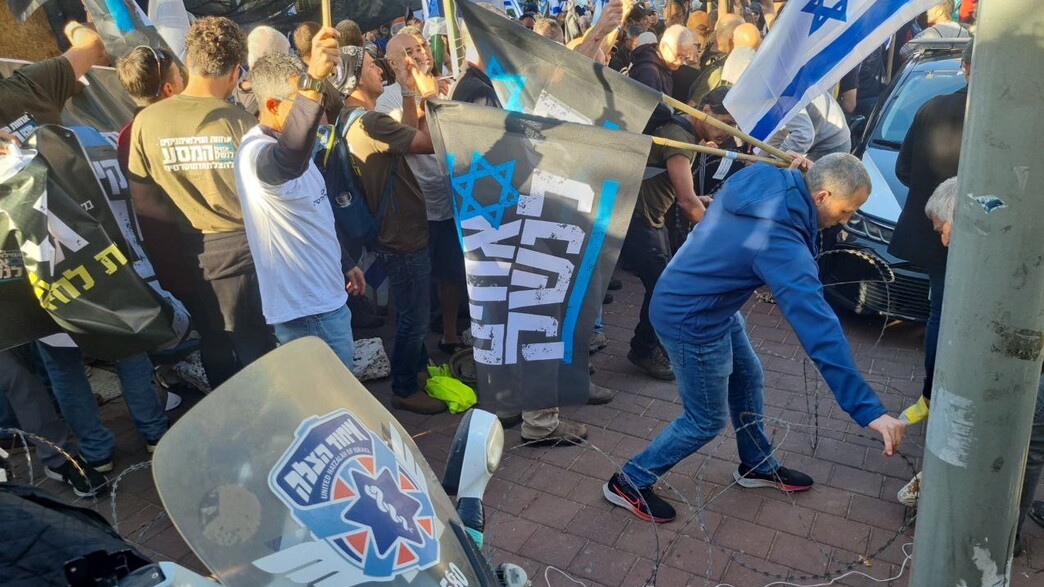 המפגינים בבני ברק פורסים גדרות תיל