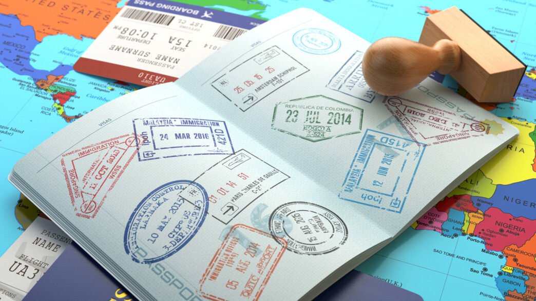 דרכון עם חתימות (צילום: Maxx-Studio, Shutterstock)