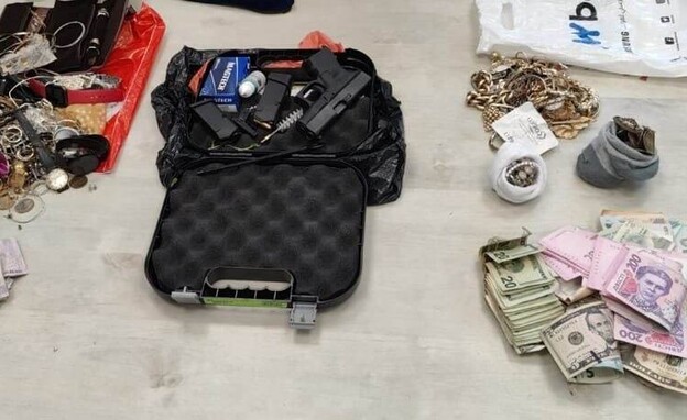 אקדח דמה, סכינים, שטרות ותכשיטים הנמצאו ברכב (צילום: דוברות המשטרה)