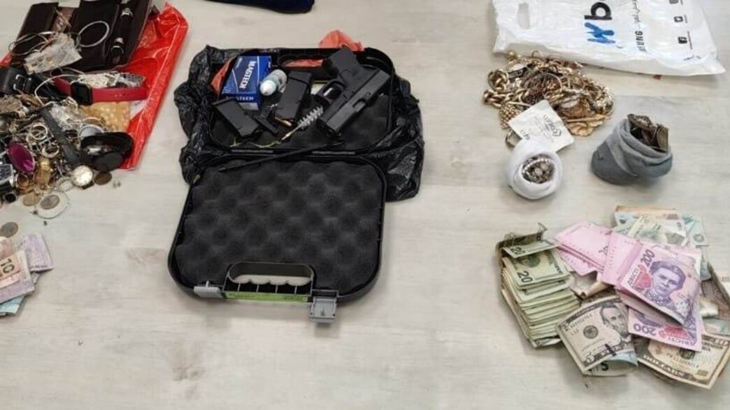 אקדח דמה, סכינים, שטרות ותכשיטים הנמצאו ברכב