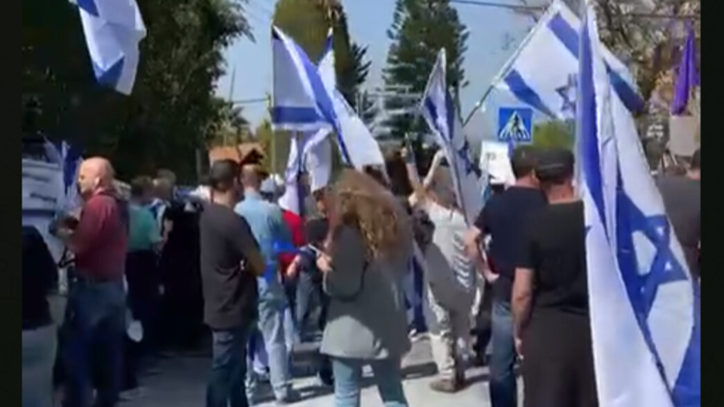 מפגינים מול בן גביר בצימר שלו בכפר אוריה