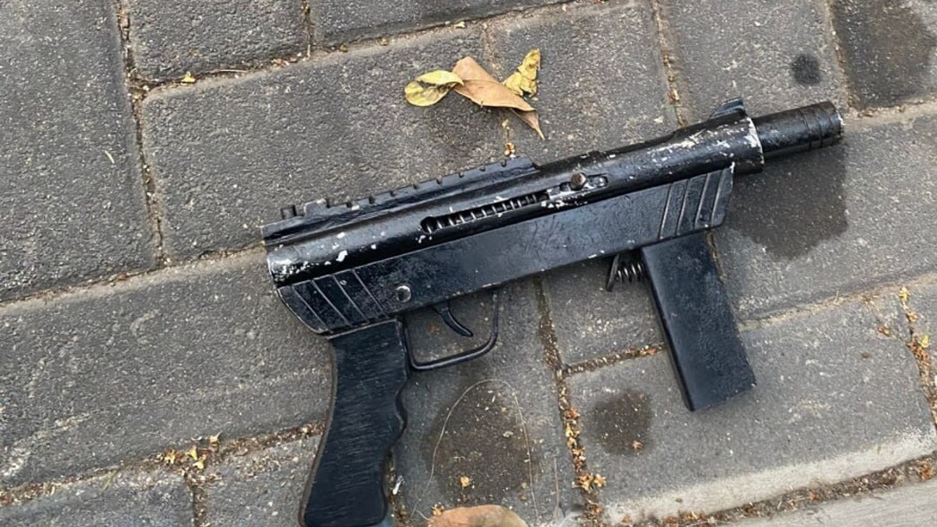 חשד: הורחק ממועדון וחזר למקום עם תת מקלע