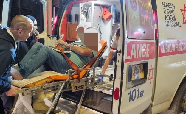 מפגין נפגע ברגלו מדריסה בהפגנה בהרצליה (צילום: זאב ינאי)