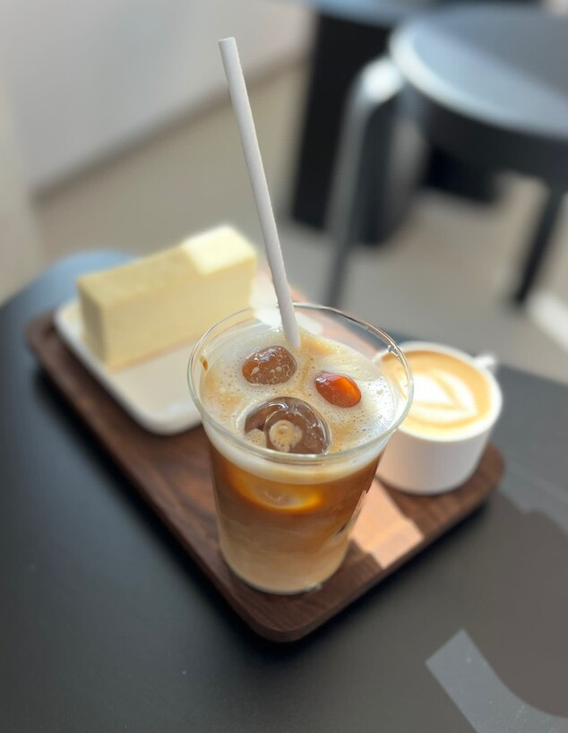 HOC פלורנטין - קורטדו, קפה קר ופרוסת עוגה (צילום: ניצן לנגר, אוכל טוב, mako)