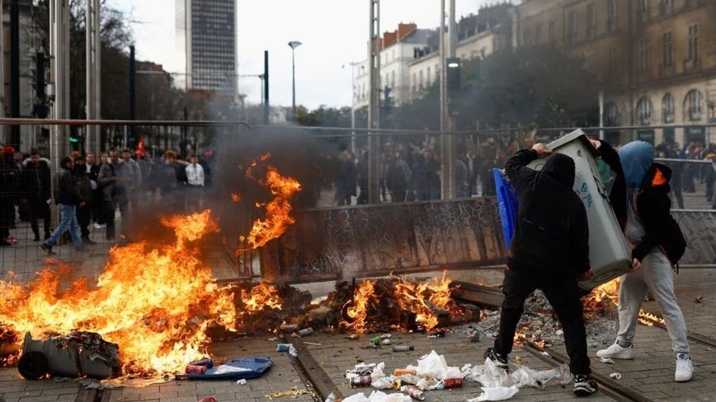 מהומות אלימות בצרפת במחאה על רפורמת הפנסיות