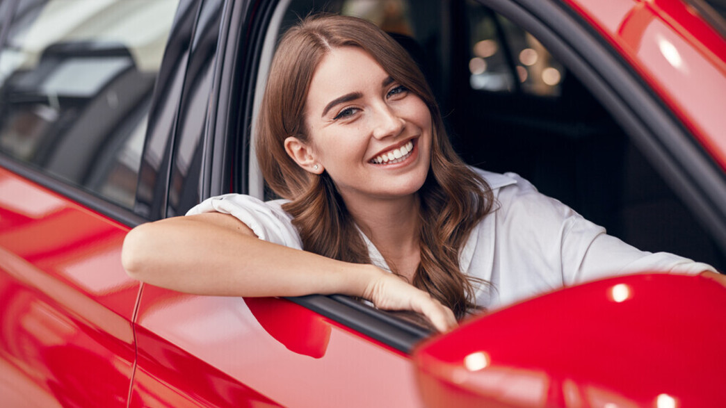 אישה יושבת ברכב