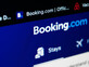 הזמינה בית נופש ב-Booking - ומצאה גבר מאחורי קיר בסלון