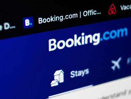 הזמינה בית נופש ב-Booking - ומצאה גבר מאחורי קיר בסלון