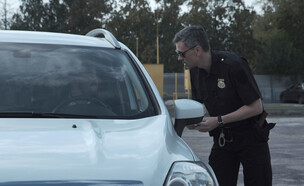 שוטר מדבר עם נהג רכב (צילום: Frame Stock Footage, shutterstock)