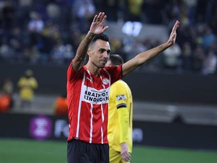 במדי פ.ס.וו בבלומפילד. &quot;אחד הדברים הטובים שקרו לי&quot; (אלן שיבר)