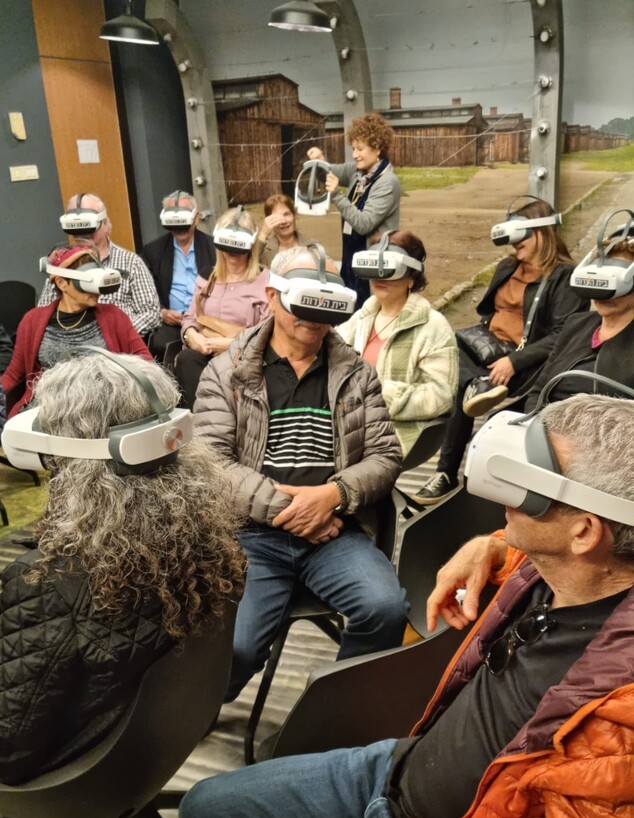 סיור VR באושוויץ (צילום: מוזיאון "בית העדות", מושב ניר גלים)