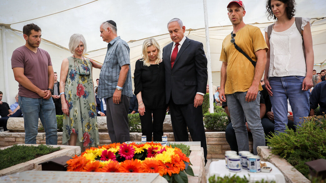 בנימין נתניהו ליד קברו של אחיו יוני נתניהו