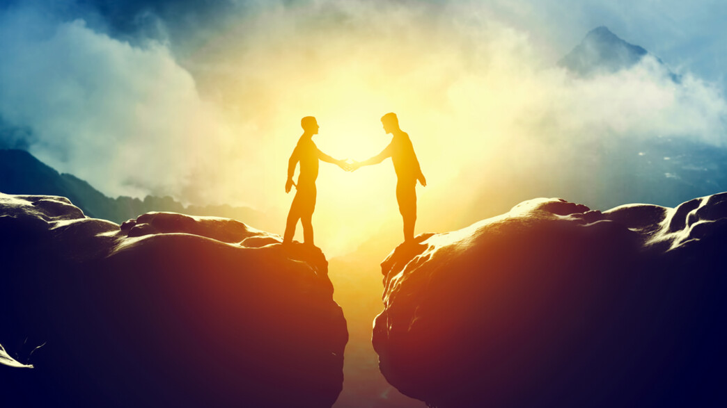 שני אנשים על סף תהום