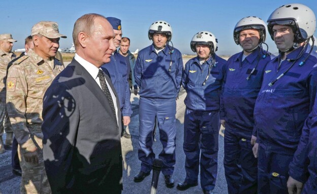 הטייסים של פוטין (צילום: MIKHAIL KLIMENTYEV/POOL/AFP/GettyImages)
