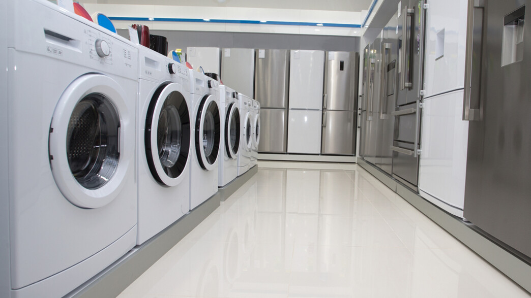 מכונות כביסה ומקררים בחנות מכשירי חשמל (אילוסטרציה: Shutterstock)