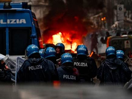 המשטרה כבר נערכת (CIRO FUSCO/ANSA/AFP via Getty Images) (צילום: ספורט 5)