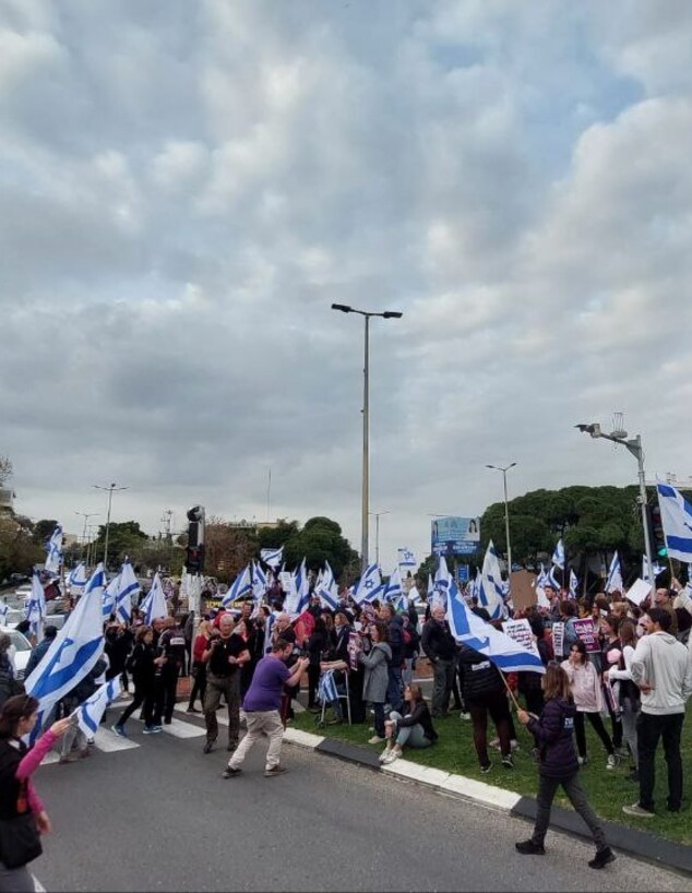 ההפגנות בכיכר ספר, חיפה (צילום: שי רגב)