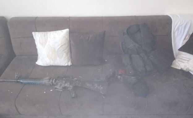 האמל"ח והנשק שנתפס בדירה בטולכרם (צילום: דוברות המשטרה)