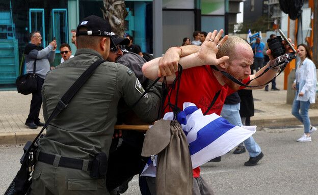 עימותים בהפגנות בתל אביב (צילום: רויטרס)