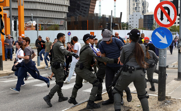 עימותים בהפגנות בתל אביב (צילום: רויטרס)