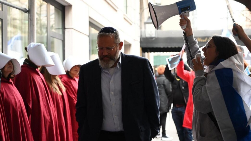 מפגינים נגד פורום קהלת בניו יורק מפגינים נגד פורום קהלת בניו יורק