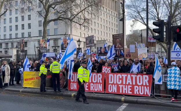 הפגנה נגד המהפכה המשפטית בדאונינג עשר בלונדון