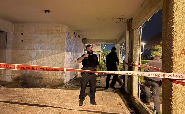 זירת הרצח בקריית אתא (צילום: דוברות המשטרה)