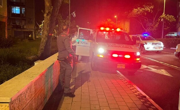 זירת הרצח בקריית אתא (צילום: דוברות מד"א, דוברות מד"א, דוברות המשטרה)