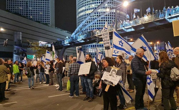 מפגינים בצומת עזריאלי תל אביב