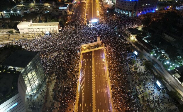 מפגינים בתל אביב (צילום: עידן בן הרוש)