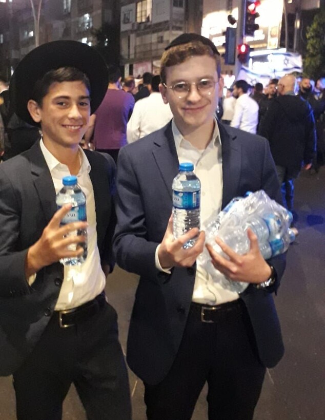 צעירים מבני ברק מציעים בקבוקי מים וחיוך