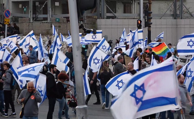 מפגינים בקפלן, תל אביב (צילום: N12)