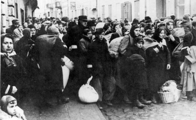 גטו ורשה: משפחות יהודיות מגיעות לגטו עם חפציהם (צילום: יד ושם)
