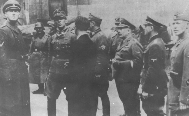 ירגן שטרופ וקציני סס במהלך דיכוי המרד בגטו ורשה (צילום: יד ושם)