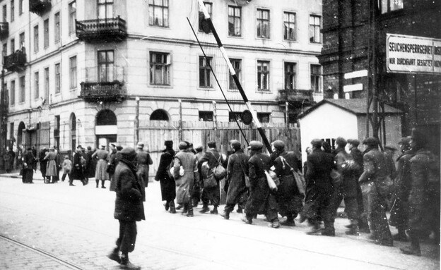 גטו ורשה: יהודים חוזרים לאחר יום עבודה (צילום: יד ושם)