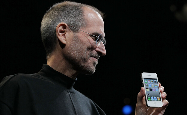 סטיב ג'ובס מציג אייפון (צילום: Justin Sullivan, getty images)