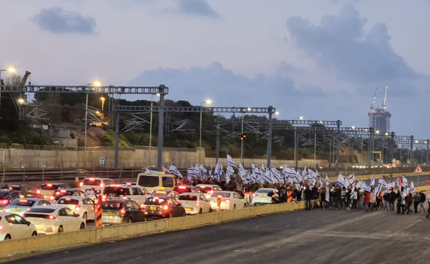 המפגינים חוסמים מחלף קק"ל - איילון צפון (צילום: ג'רמי פורטנוי, מחאת קפלן - תקשורת)