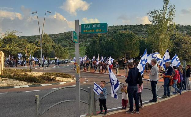 הפגנה מול בתיהם של חברי הכנסת