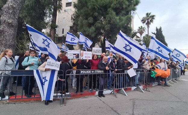 הפגנה מול בתיהם של חברי הכנסת