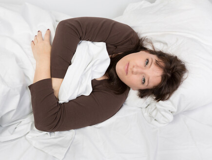  אישה ערה במיטה (צילום: shutterstock)