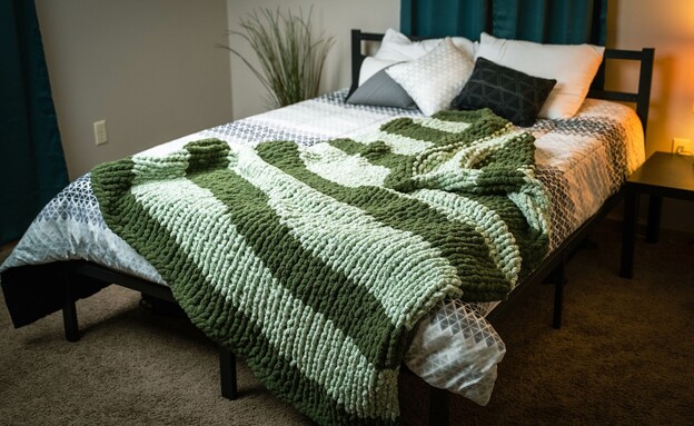 מיטה עם מצעים מסודרים (צילום: Wirestock Creators, SHUTTERSTOCK)