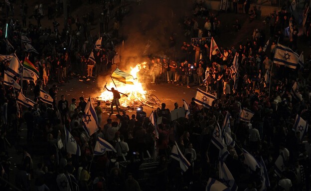 מפגינים חוסמים את איילון במחאה על פיטורי גלנט (צילום: Ahmad Gharabli, AFP, getty images)