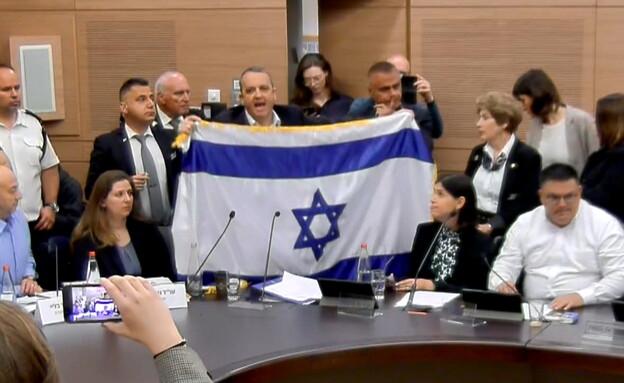ח"כ גלעד קריב מניף את דגל ישראל בועדת חוקה (צילום: ערוץ כנסת)