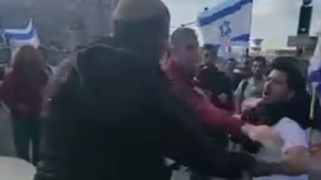 אלימות בין מפגינים 