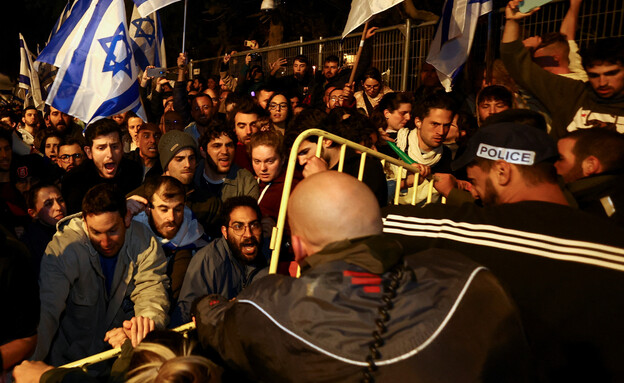 הפגנות ענק ספונטניות ברחבי הארץ (צילום: רויטרס)