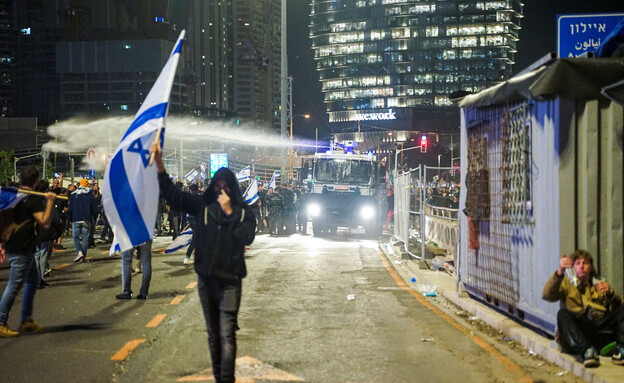 הפגנה נגד המהפכה המשפטית בתל אביב (צילום: רויטרס)